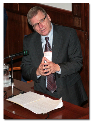 Pete Earley Speaking at an Event